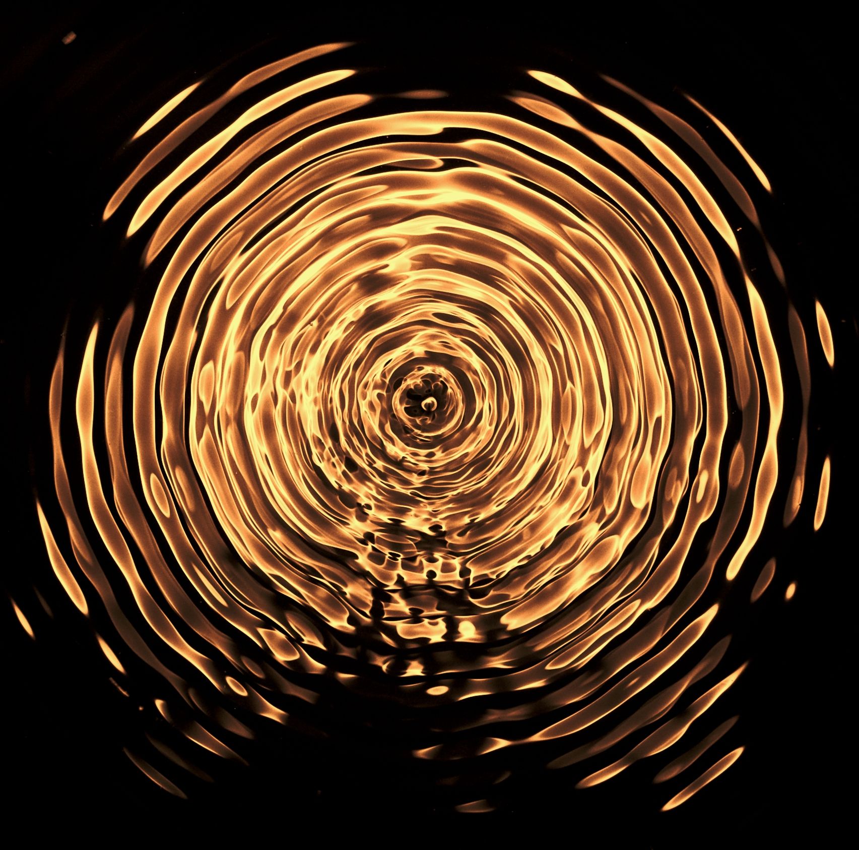 Photo From: https://www.google.com/url?sa=i&url=https%3A%2F%2Fcommons.wikimedia.org%2Fwiki%2FFile%3AWater_under_11_Hz_vibration.jpg&psig=AOvVaw29-51XwpfYMwo1EnrNHkKl&ust=1605884885126000&source=images&cd=vfe&ved=0CA0QjhxqFwoTCKjkwMjxju0CFQAAAAAdAAAAABAJ